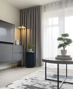 Hotellgardin med grå mörkläggande gardin och vit skir gardin
