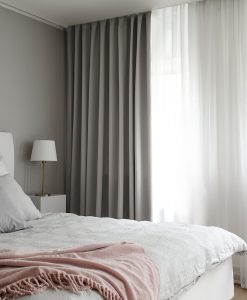 Måttillverkad hotellgardin Dokie, mörkläggande 95%, ljusgrå