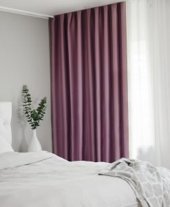 Måttillverkad hotellgardin Dokie, mörkläggande 95%, lila