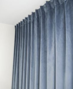 Sammetsgardin måttillverkad Ljuva, blå, hotellgardin