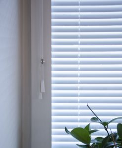 Mellanglaspersienn, måttillverkad