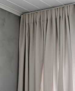Flamskyddad gardin Luton, ljusgrå (varm), måttillverkad