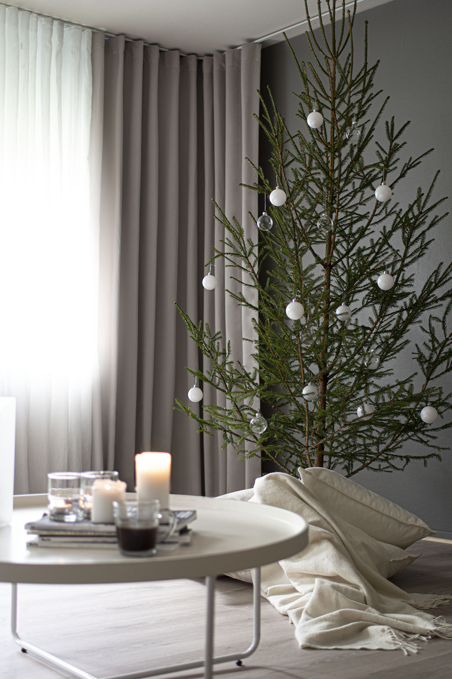 Gardin Luton bakom julgran