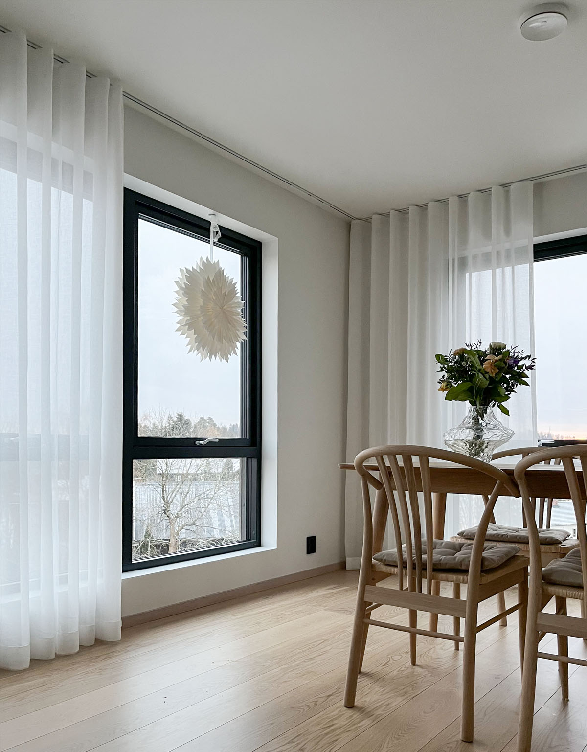 Vit gardin på skena med hotellvågor