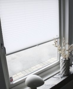 Vajerstyrd plisségardin VL11, måttillverkad, vit