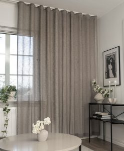 Gardin Malva i grå, beige. Dubbelbredd.