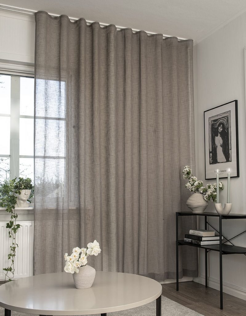 Gardin Malva i grå, beige. Dubbelbredd.