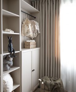 Måttillverkad hotellgardin Coola, skuggningsgardin (80% mörkläggande), beige
