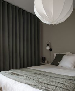 Måttillverkad hotellgardin Svala, mörkläggande, grön