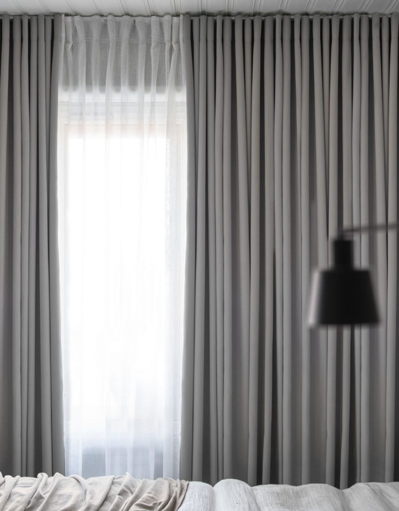 Måttillverkad hotellgardin Svala, mörkläggande, ljusgrå