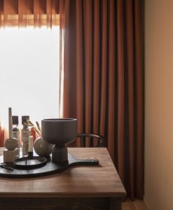 Måttillverkad hotellgardin Dokie, mörkläggande, roströd
