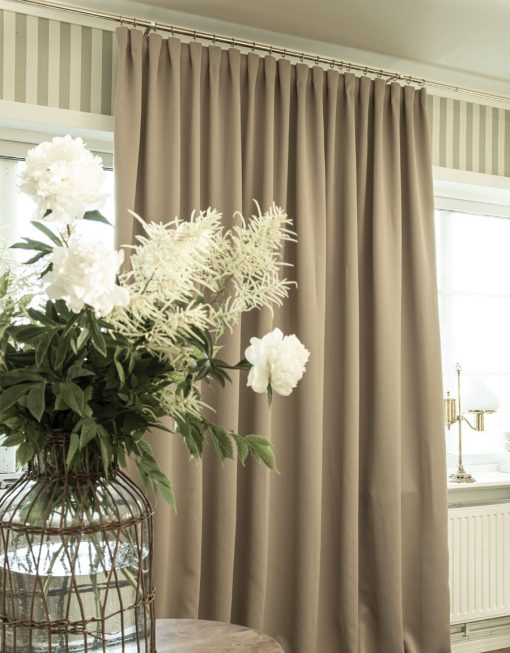 Gardin Svala, beige, i återvunnet material, mörkläggande