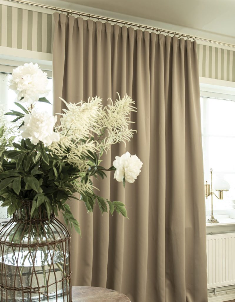 Gardin Svala, beige, i återvunnet material, mörkläggande