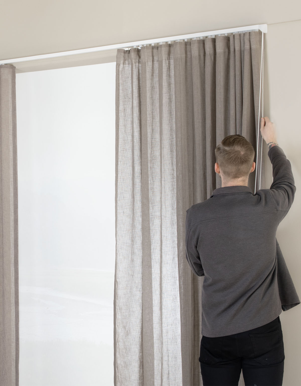 Man som justerar linorna på en lindragsskena