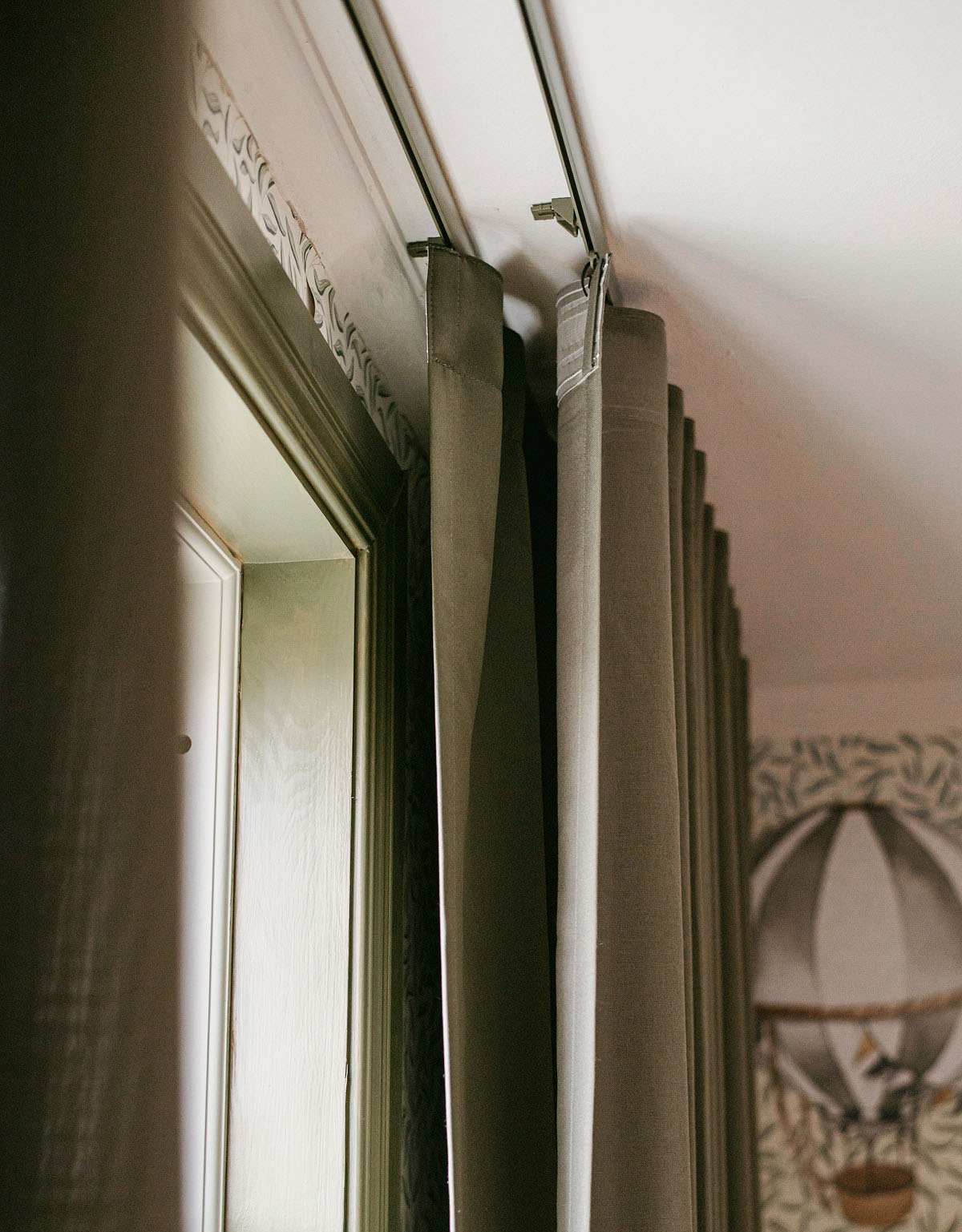 Gröna gardinskenor i dubbla rader