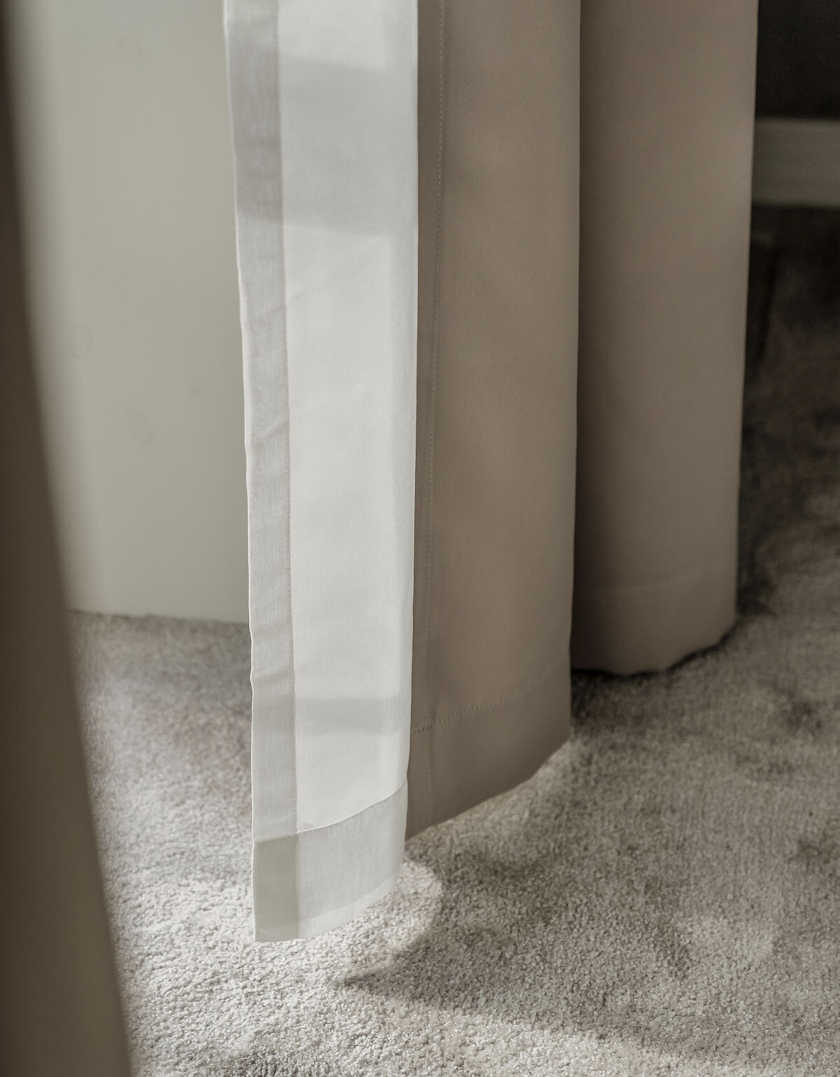 Närbild på fållen på måttillverkade gardiner