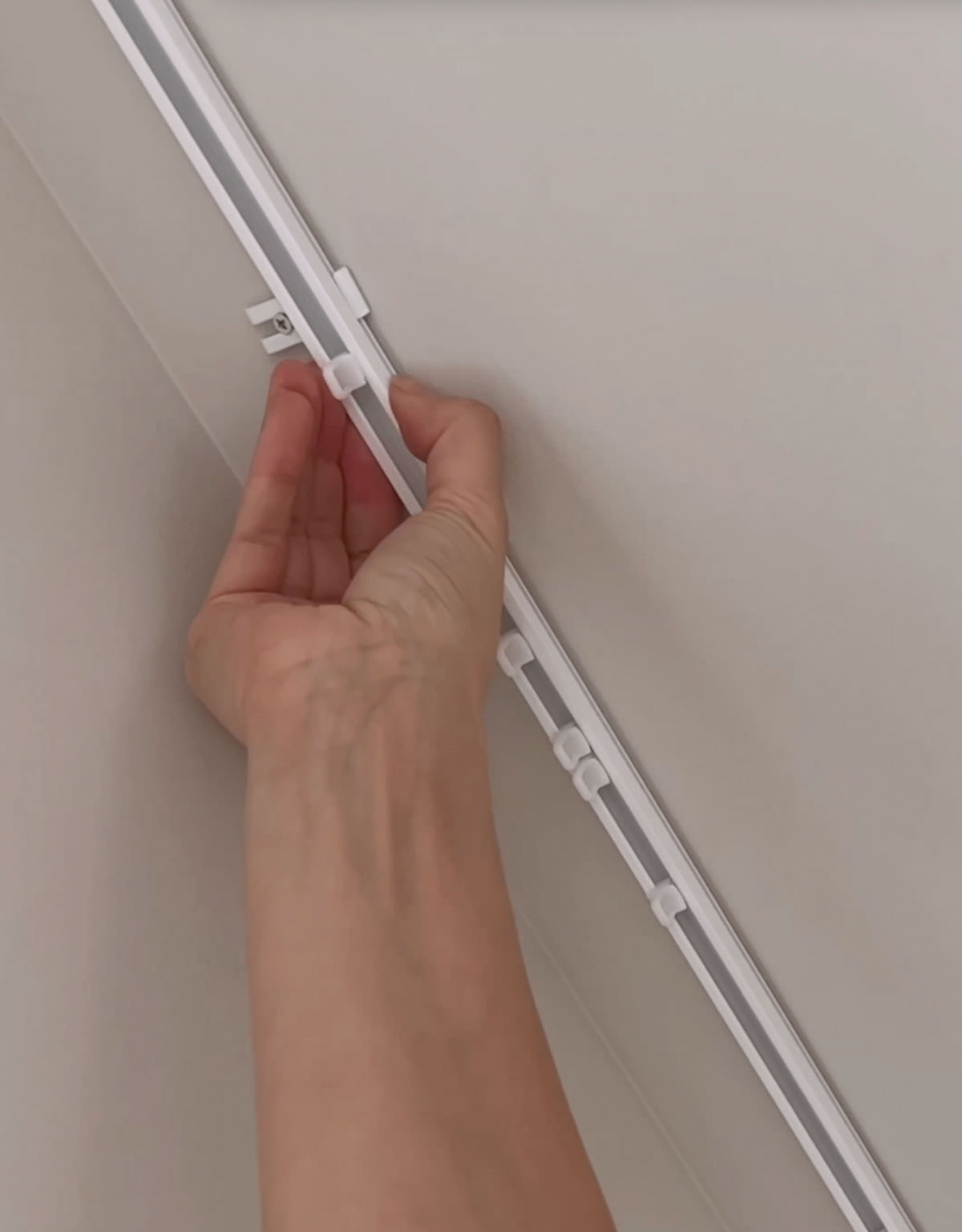 Hand som monterar en u-skena